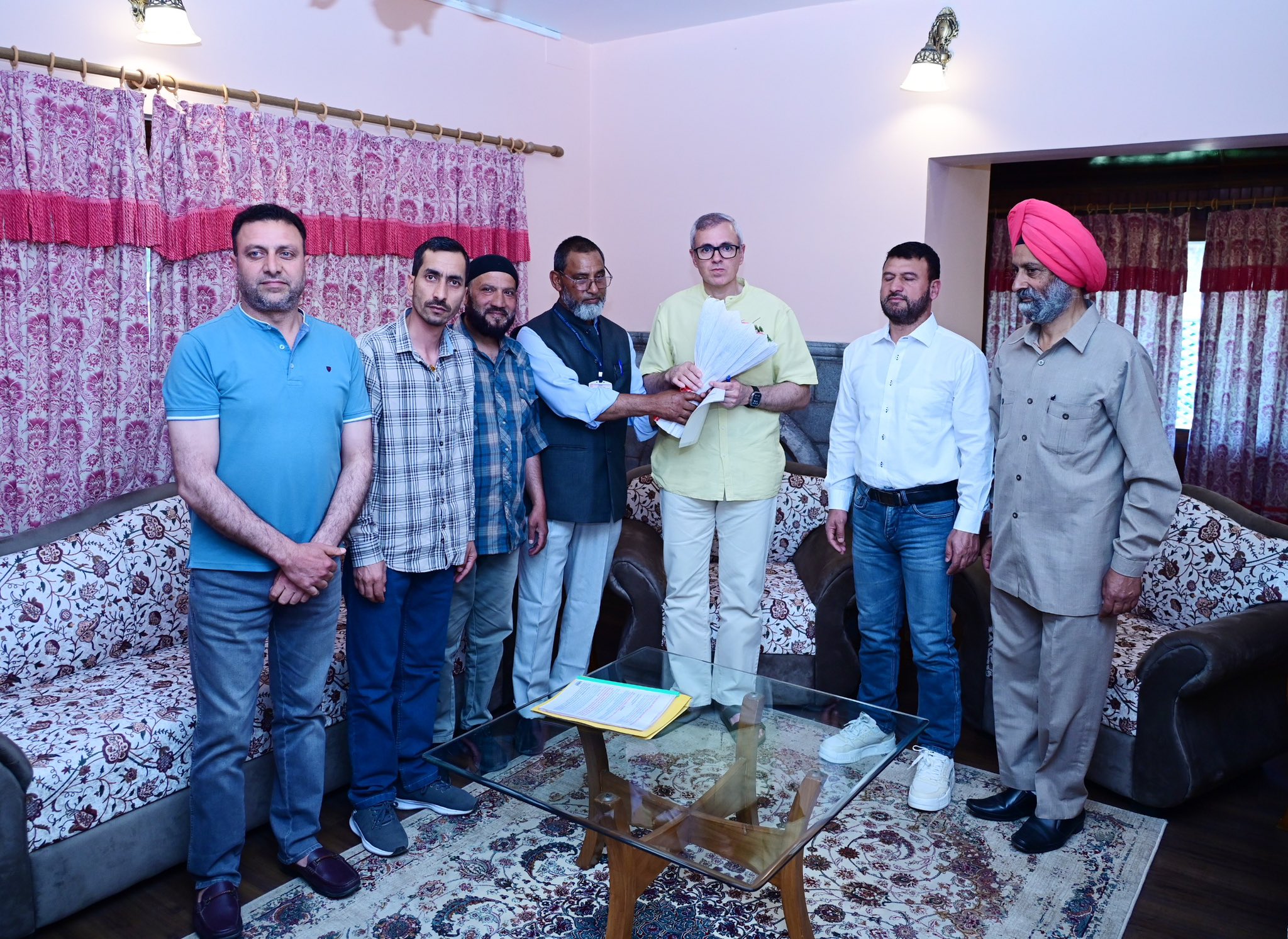 'His govt is duty-bound to resolve all genuine issues of citizens with empathy and urgency, Omar Abdullah    Meets several delegations, individuals for 2nd consecutive day at Raabita Office'