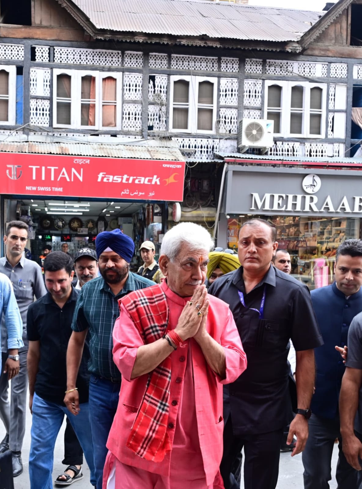 'LG Makes Surprise Visit to Lal Chowk, Interacts with Traders*'