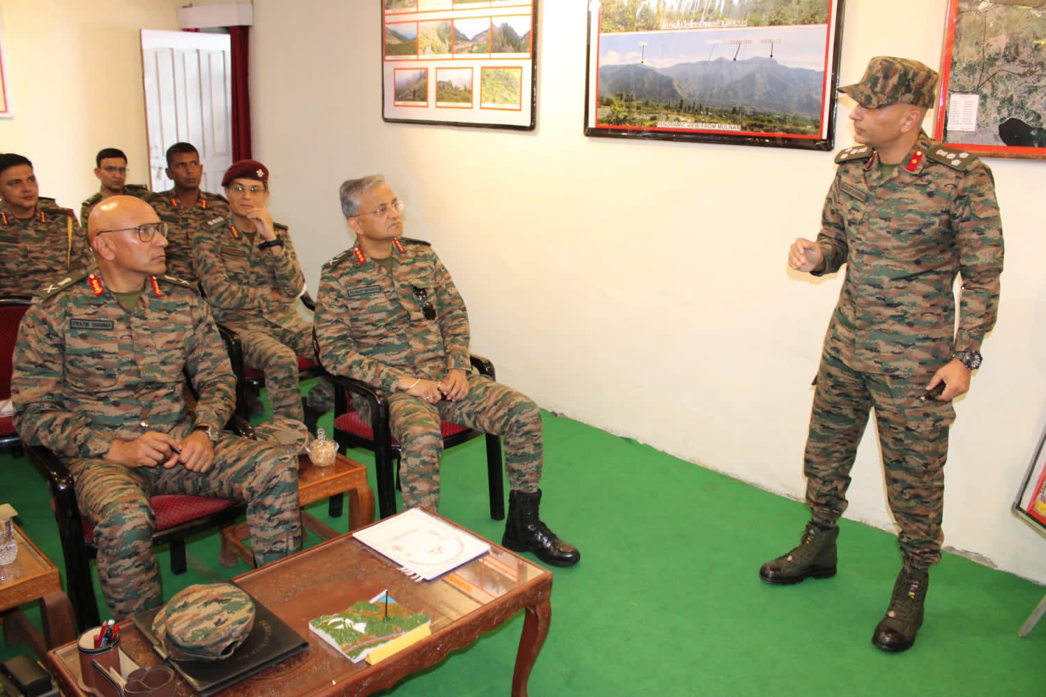 'Army Commander Northern Command Visits Chinar Corps, Reviews Operational Preparedness and Counter-Terror Efforts in North Kashmir'