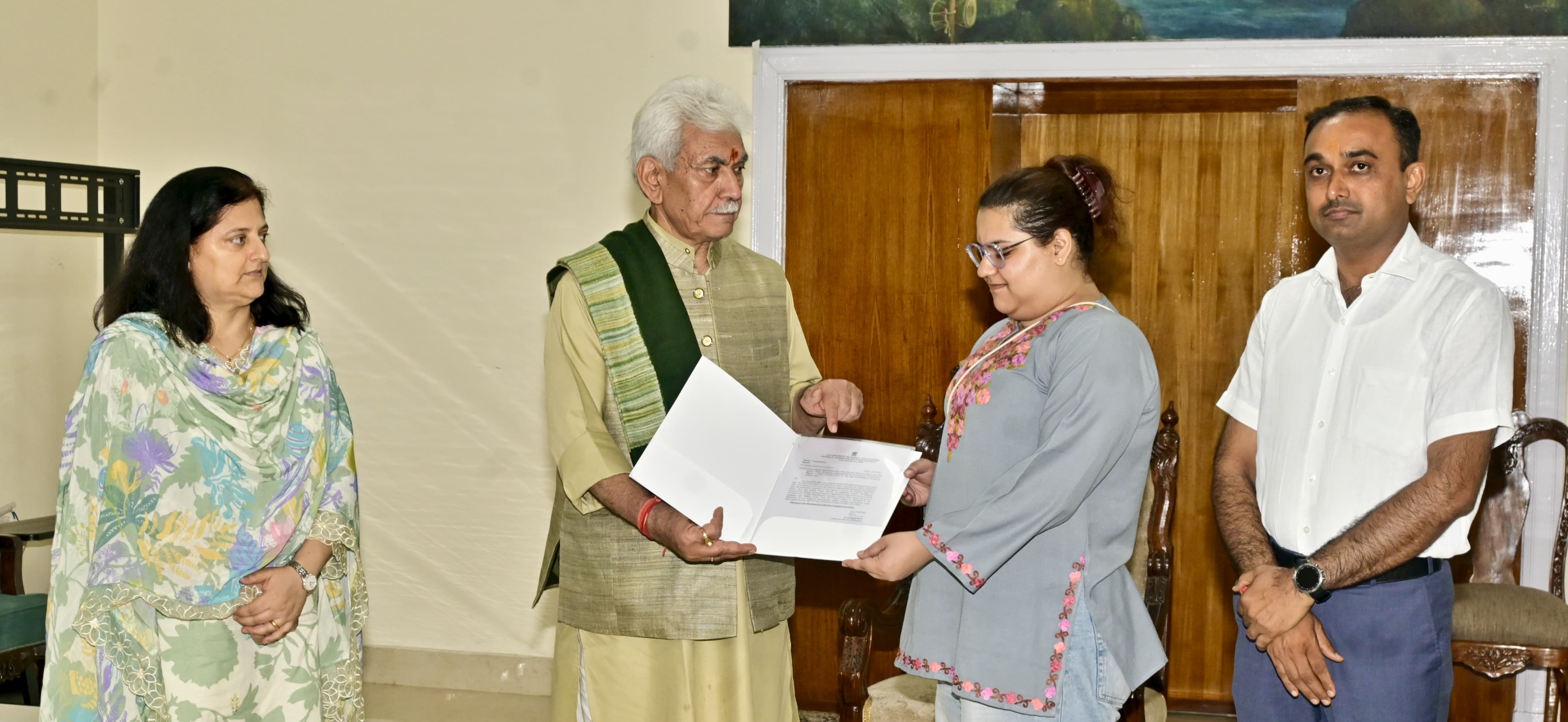 'LG Manoj Sinha Assures Government Job to Daughter of Martyred Officer in Rajouri'