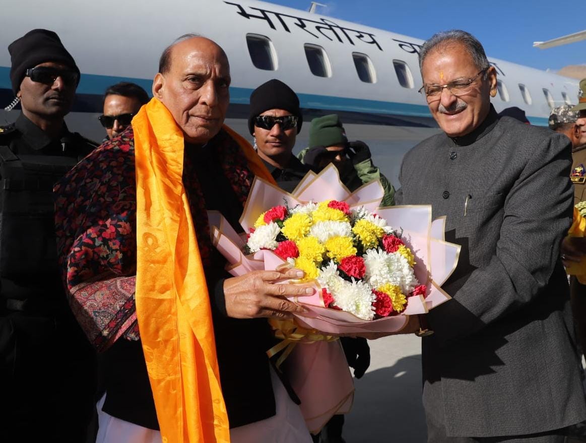 'Lt Governor Kavinder Gupta Welcomes Defence Minister Rajnath Singh in Leh'