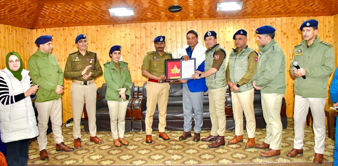 'Srinagar Police Felicitates Outgoing Officers for Distinguished Service'