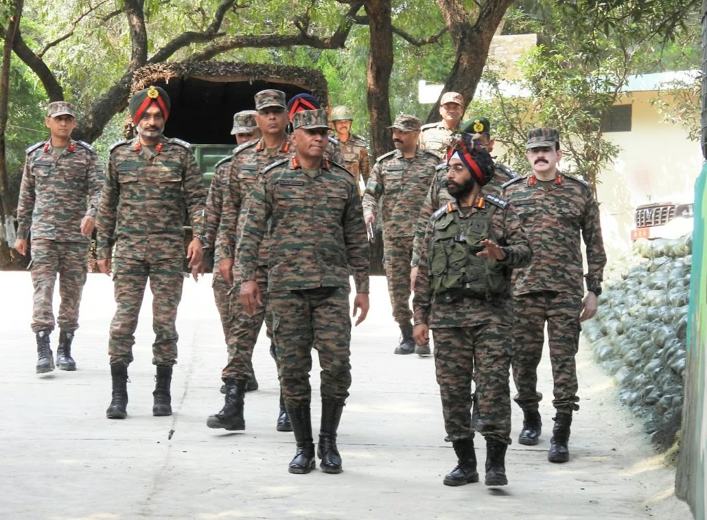'Army Commander Reviews Security Situation, Operational Readiness in Akhnoor Sector'