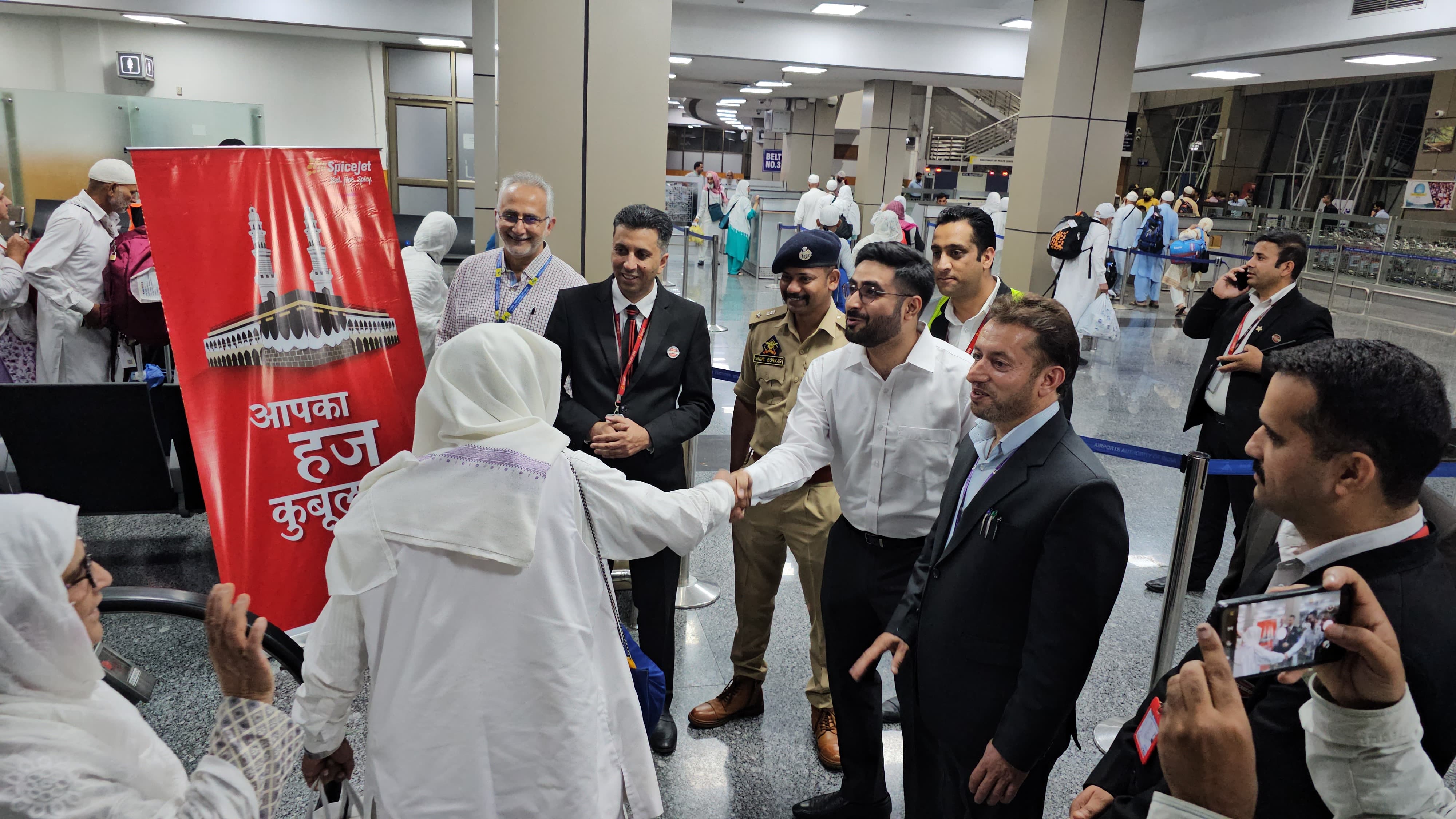 'DC Budgam  along with SSP Budgam receives first batch of Hajj pilgrims at Srinagar Airport '