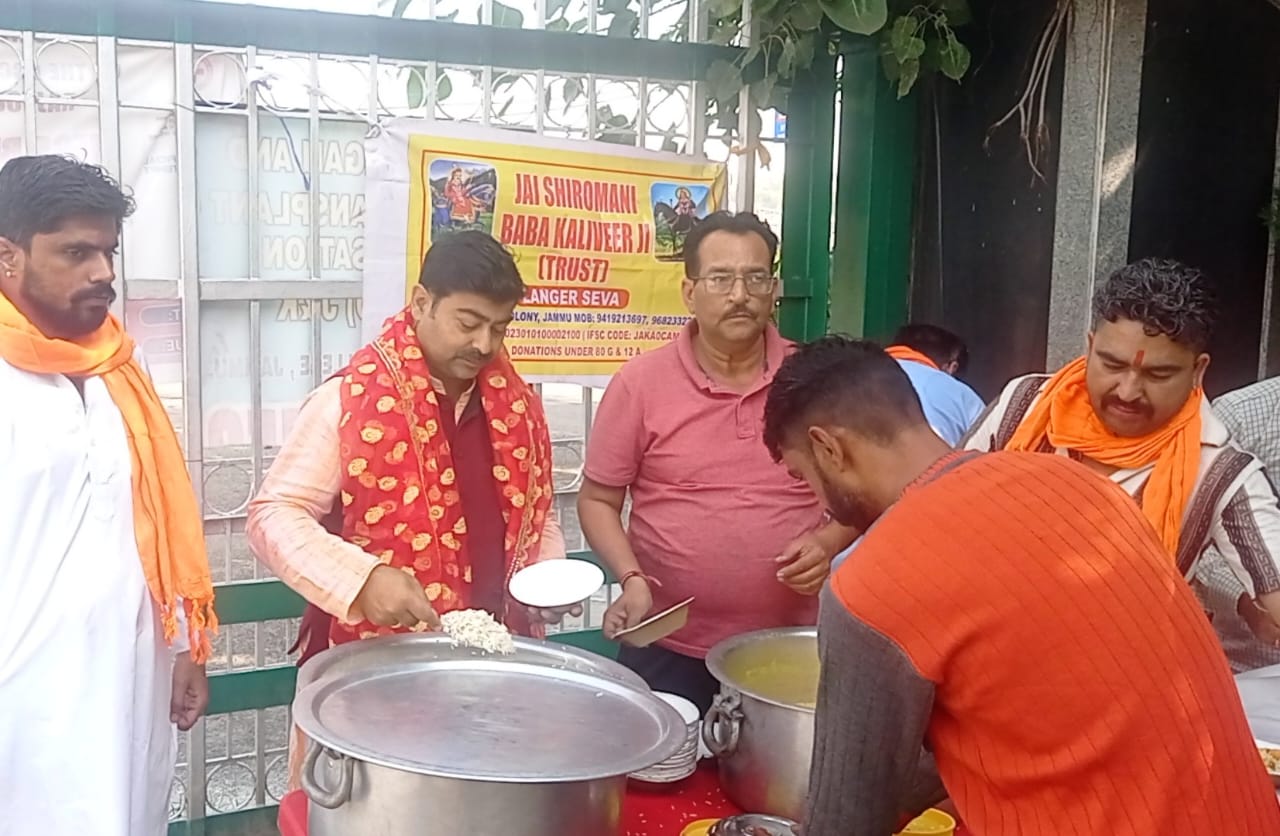 'Dr. Pardeep Mahotra inaugurates “Langar Prasad Vitran” organized by Jai Shiromani Baba Kaliveer Ji Trust at Superspeciality Hospital Jammu'