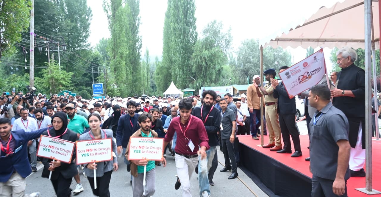 'LG Manoj Sinha Flags Off Reading Marathon at Dal Lake, Calls on Youth to Embrace Knowledge, Fitness and Environmental Responsibility'
