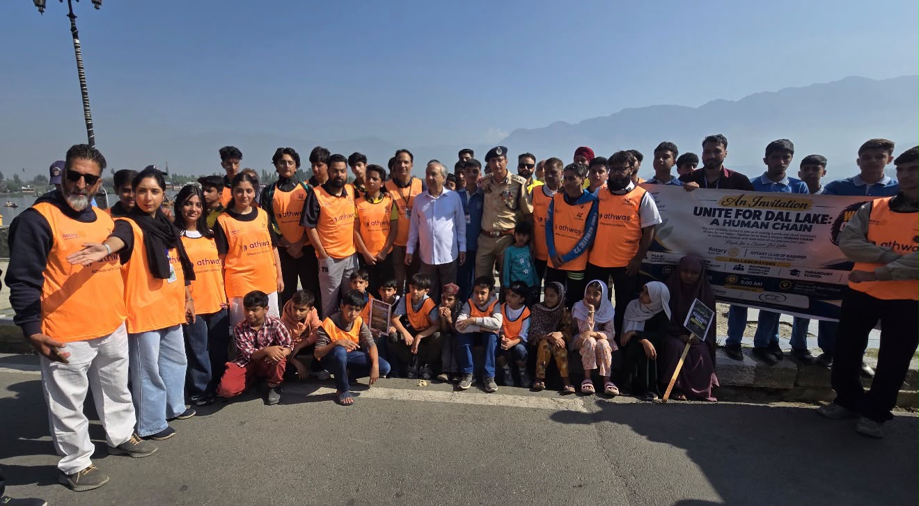 'Human Chain Across Dal Lake Sends Strong ‘Save Dal, Save Kashmir’ Message on World Cleanup Day'