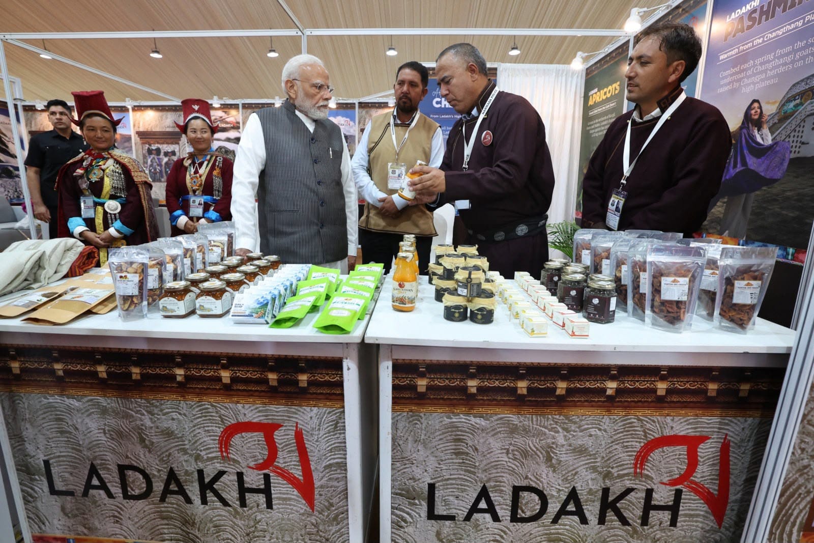'PM Modi Visits Ladakh Pavilion at Bharat Parva 2026, Showcases Region’s Rich Cultural Heritage and Indigenous Craftsmanship'